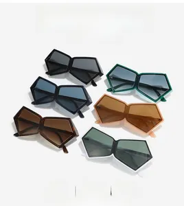 Vue détaillée de six lunettes de soleil pentagonales colorées disposées en diagonale