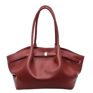 Grand sac cabas bordeaux en cuir avec texture litchi et boucle dorée sur fond blanc