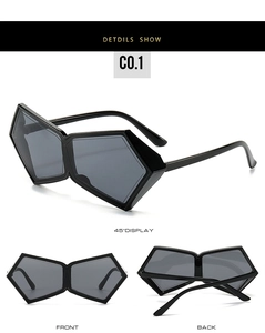 Trois angles de lunettes de soleil noires géométriques avec monture et verres gris