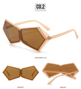Trois perspectives de lunettes de soleil géométriques champagne à monture épaisse