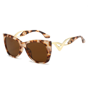 Chic cat-eye sunglasses with tortoise frame and gold镂空 curved temples for women