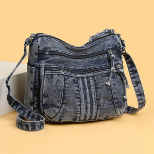 Sac bandoulière vintage en denim bleu avec plusieurs poches et sangle réglable