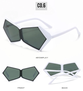 Vue en trois angles de lunettes de soleil blanches géométriques aux verres foncés