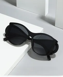 Detailaufnahme der schwarzen Oversized-Sonnenbrille mit dicken Rahmen auf Podest