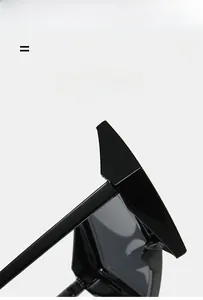 Détail des charnières élastiques légères et texture de ces lunettes de soleil noires