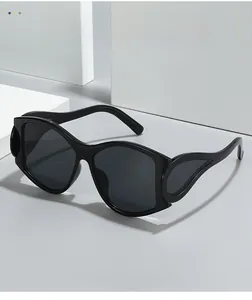 Details von schwarzen ovalen Sonnenbrillen mit seitlichem Schutz im Punk-Stil