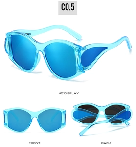 Drei Perspektiven der hellblauen ovalen Punk-Sonnenbrille mit blau verspiegelten Gläsern
