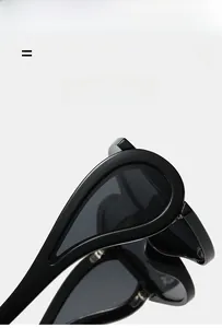 Detail der glänzenden schwarzen ovalen Sonnenbrille mit leichtem Rahmen und Punk-Design