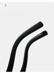 Detail der geschwungenen schwarzen Acetat-Brillenbügel im ergonomischen Punk-Stil