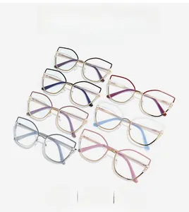 Montures de lunettes œil-de-chat avec perles en plusieurs couleurs comme noir et rouge