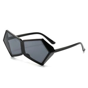 Lunettes de soleil noires géométriques avec un style punk avant-gardiste audacieux