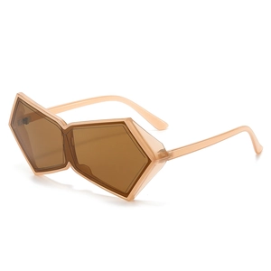 Lunettes de soleil géométriques avec monture champagne et verres marrons vue de 45°