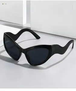 Vue détaillée de lunettes œil de chat avec des branches ondulées et une monture noire