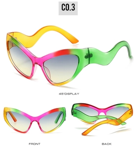Vue en trois angles de lunettes œil de chat avec monture dégradée arc-en-ciel et branches
