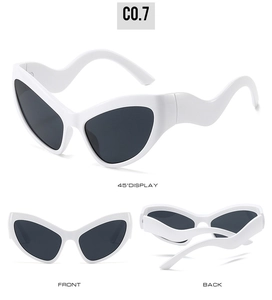 Vue en trois angles de lunettes de soleil œil-de-chat blanches avec branches ondulées