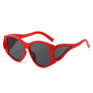 Übergroße ovale Sonnenbrille in leuchtendem Rot mit Flammen-Design und grauen Gläsern