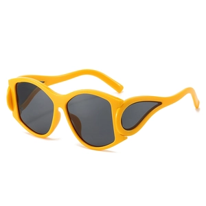 Gelbe Punk-Sonnenbrille mit Flammen-Flügel-Rahmen und dunklen Gläsern für Damen