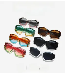 Flache Darstellung von Retro-Cat-Eye-Sonnenbrillen in sieben Farben mit Acetatrahmen