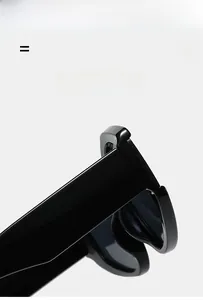 Detailansicht der glänzend schwarzen Cateye-Sonnenbrille mit elastischen Scharnieren