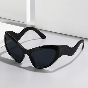 Lunettes de soleil œil-de-chat noires avec branches ondulées sur fond blanc