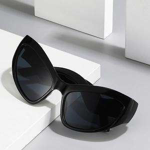 Lunettes de soleil œil de chat surdimensionnées noires avec touches arc-en-ciel pour femmes
