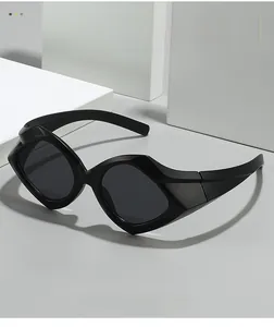 Vue détaillée de lunettes de soleil géométriques noir mat avec branches larges