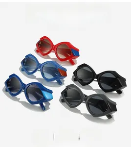 Vue détaillée des lunettes de soleil géométriques en forme de lèvres de diverses couleurs