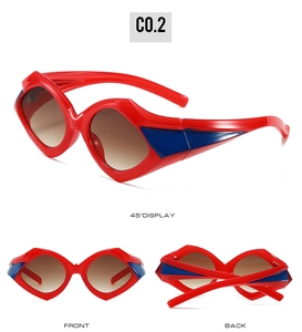 Vues détaillées des lunettes de soleil triangulaires rouges avec blocs bleus et verres bruns