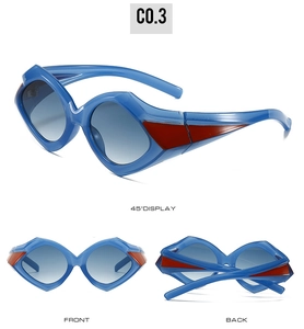 Vue sous trois angles de lunettes de soleil triangulaires avec monture bleue et rouge stylée