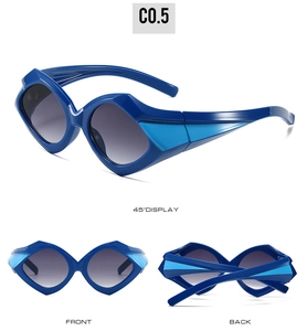 Vue sous trois angles de lunettes de soleil géométriques bleu marine à verres dégradés