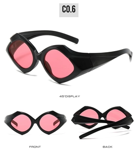 Vue triple des lunettes de soleil géométriques triangulaires avec verres roses et monture noire