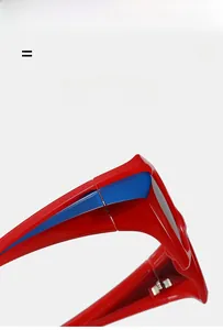 Détail des branches de lunettes de soleil rouge et bleu montrant charnières et flexibilité