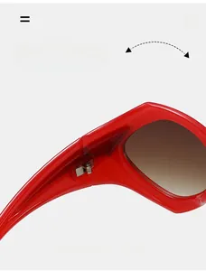 Détail de la charnière en métal robuste sur les lunettes de soleil géométriques rouges