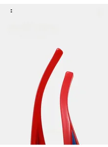 Détail des branches de lunettes rouges courbées montrant la texture lisse de la résine