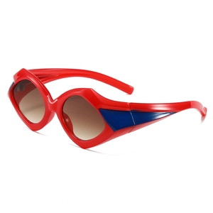 Lunettes de soleil rouges géométriques avec détail triangle bleu et verres dégradés