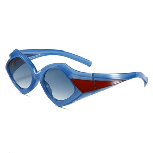 Lunettes de soleil géométriques futuristes avec monture bleue et accents rouges