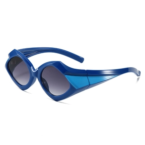 Lunettes de soleil géométriques triangulaires avec monture bleue et verres dégradés gris