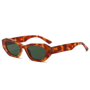Occhiali da sole geometrici alla moda con montatura tartarugata marrone e lenti verde scuro