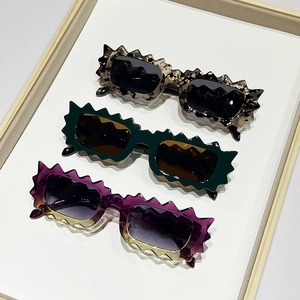 Irregular wavy scallop frame sunglasses in tortoiseshell and solid colors for women