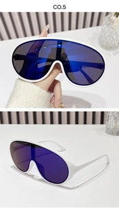 Dettaglio degli occhiali da sole a mascherina bianchi con lenti sfumate blu e viola