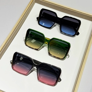 Retro square frame sunglasses for men and women with gradient lenses in a wood tray