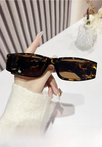 Détail de lunettes de soleil rectangulaires en écaille avec des verres bruns élégants