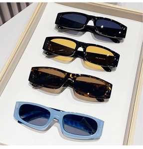 Collection de lunettes de soleil rectangulaires vintage en noir, écaille et bleu