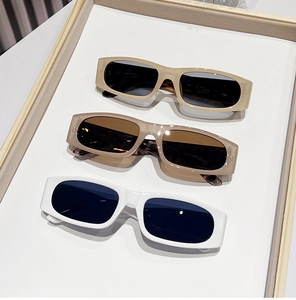 Trois couleurs de lunettes de soleil rectangulaires rétro avec monture épaisse sur un plateau