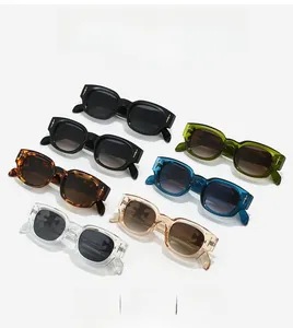 Détail de la collection de lunettes de soleil carrées avec élément épée en métal