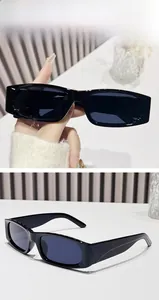 Gros plan sur des lunettes de soleil rectangulaires rétro noires avec verres anti-UV