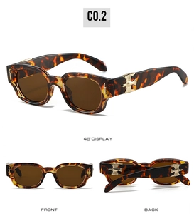 Détails de lunettes de soleil carrées écaillées avec ornements en métal doré d'épée