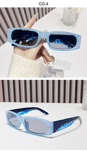 Détail de lunettes de soleil rectangulaires bleu clair avec branches à motifs variés