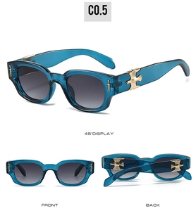 Détails de lunettes carrées avec décorations d'aigle et de dague en métal