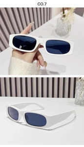 Détail de lunettes de soleil rectangulaires blanches avec verres foncés et style Y2K